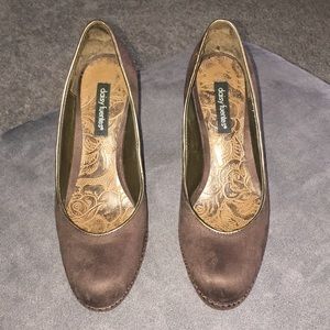Daisy Fuentes brown heels